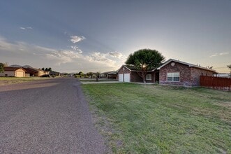 2105 W Brunson St in Alpine, TX - Foto de edificio - Building Photo