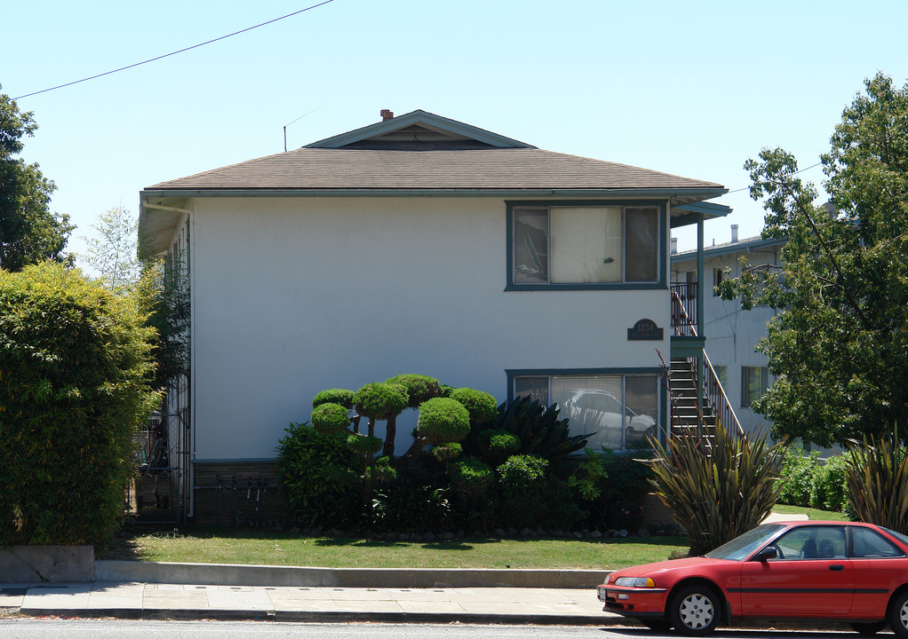 Haskins Apartments in Ventura, CA - Building Photo