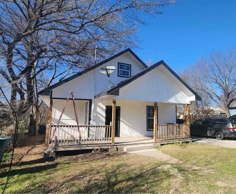 323 W Cherry St in Sherman, TX - Building Photo