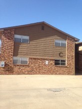 Gray Warr Apartments in Lawton, OK - Building Photo - Building Photo