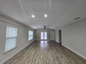 687 SW 251st St in Newberry, FL - Foto de edificio - Building Photo