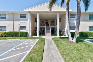 830 Lake Orchid Cir, Unit 207 in Vero Beach, FL - Building Photo