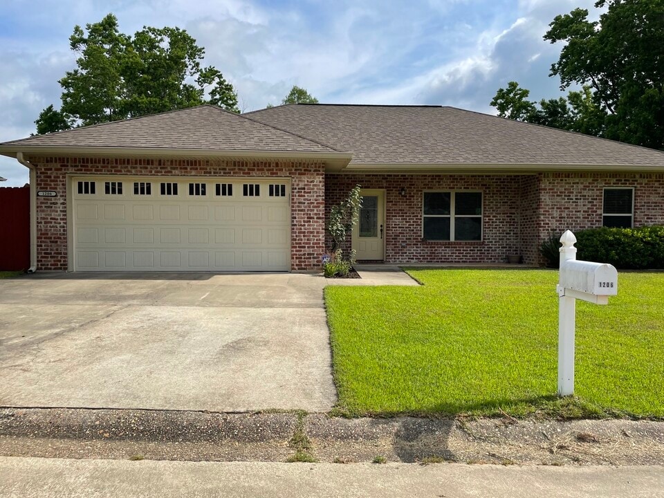 1206 Willow Cir in Deridder, LA - Foto de edificio