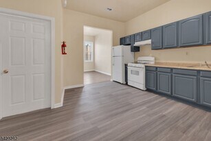 31 M.L.K. Drive in Jersey City, NJ - Building Photo