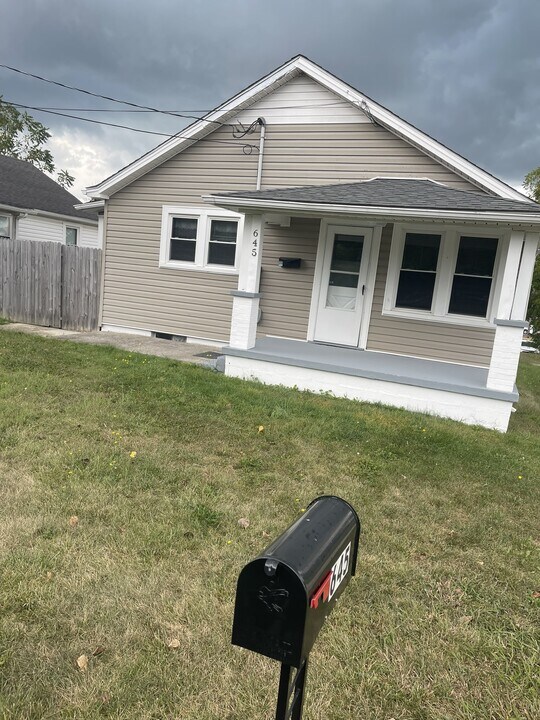 645 W North St in Wytheville, VA - Building Photo