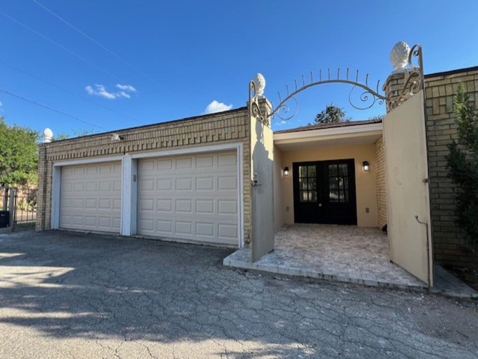 2019 Clark Blvd in Laredo, TX - Building Photo