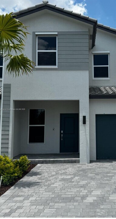 132 SW 184th Way in Pembroke Pines, FL - Building Photo