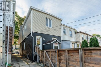 1900 Gerrard St E in Toronto, ON - Building Photo - Building Photo