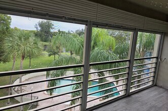 2312 S Cypress Bend Dr in Pompano Beach, FL - Foto de edificio - Building Photo