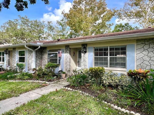 2231 Lark Cir E in Palm Harbor, FL - Building Photo - Building Photo