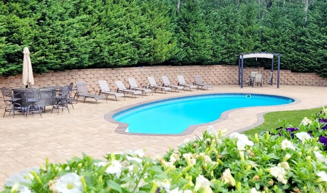 126 Malloy Dr in East Quogue, NY - Building Photo - Building Photo