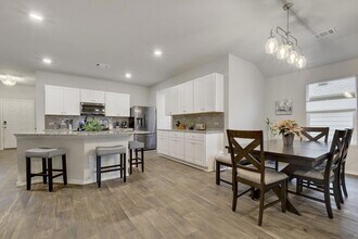 6012 Xene Dr in Austin, TX - Foto de edificio - Building Photo