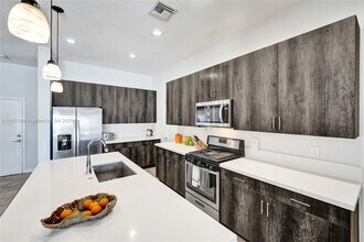 4947 Whispering Way in Fort Lauderdale, FL - Building Photo - Building Photo