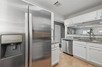 19 Abbey Rd in Euless, TX - Building Photo - Building Photo