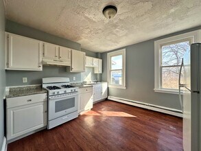 61 Hasbrouck St, Unit 2 in Newburgh, NY - Foto de edificio - Building Photo