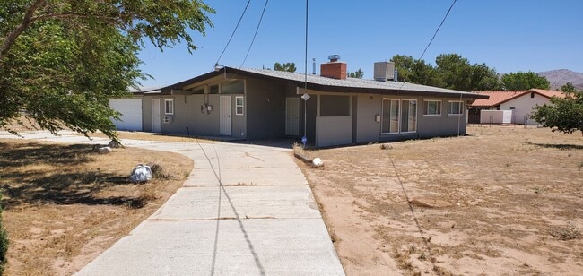 22616 Sitting Bull Rd in Apple Valley, CA - Building Photo - Building Photo