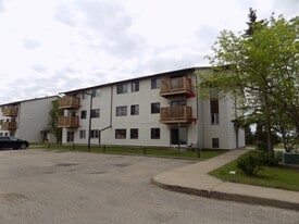 8111-8196 96 St in Grande Prairie, AB - Building Photo