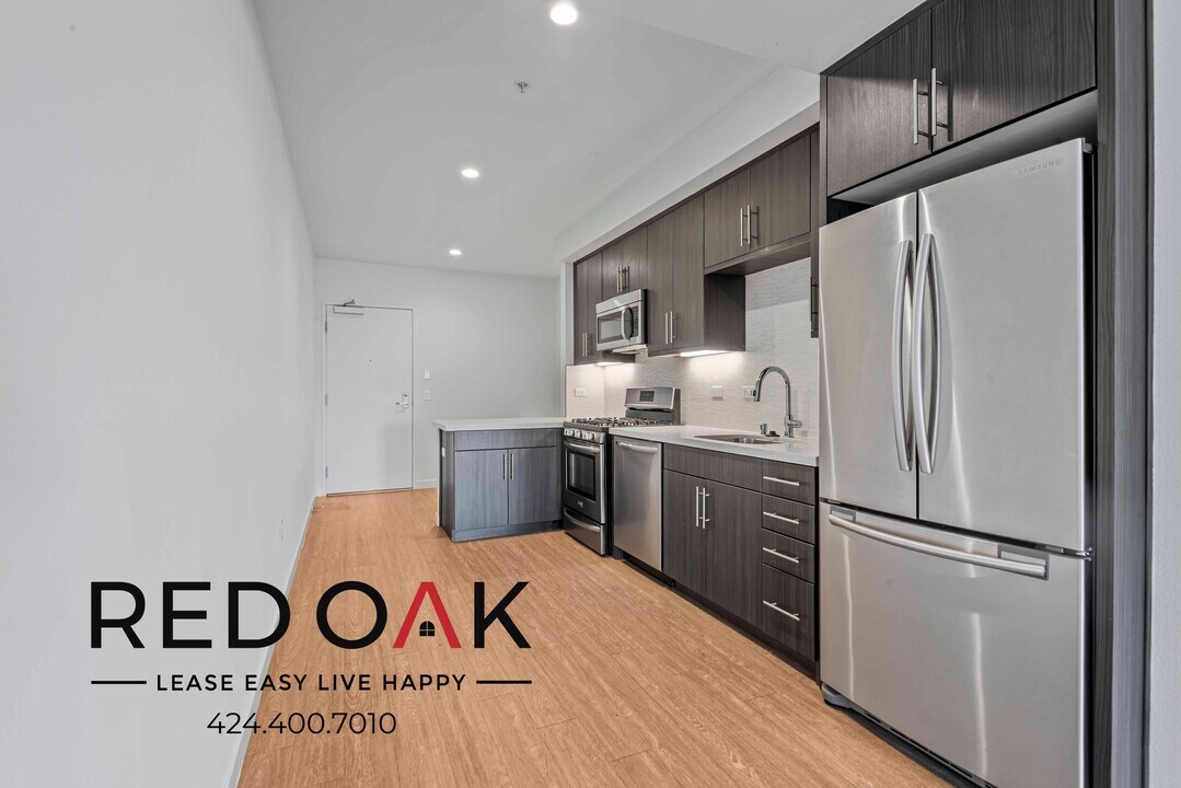 11405 Chandler Blvd in Los Angeles, CA - Building Photo