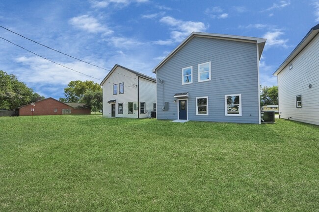 property at 406 N 4th St