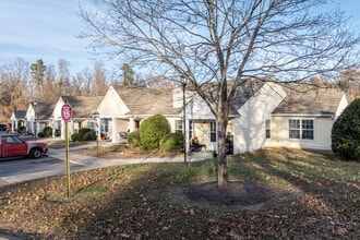Norcroft Townhomes-55 and older in Richmond, VA - Foto de edificio - Primary Photo
