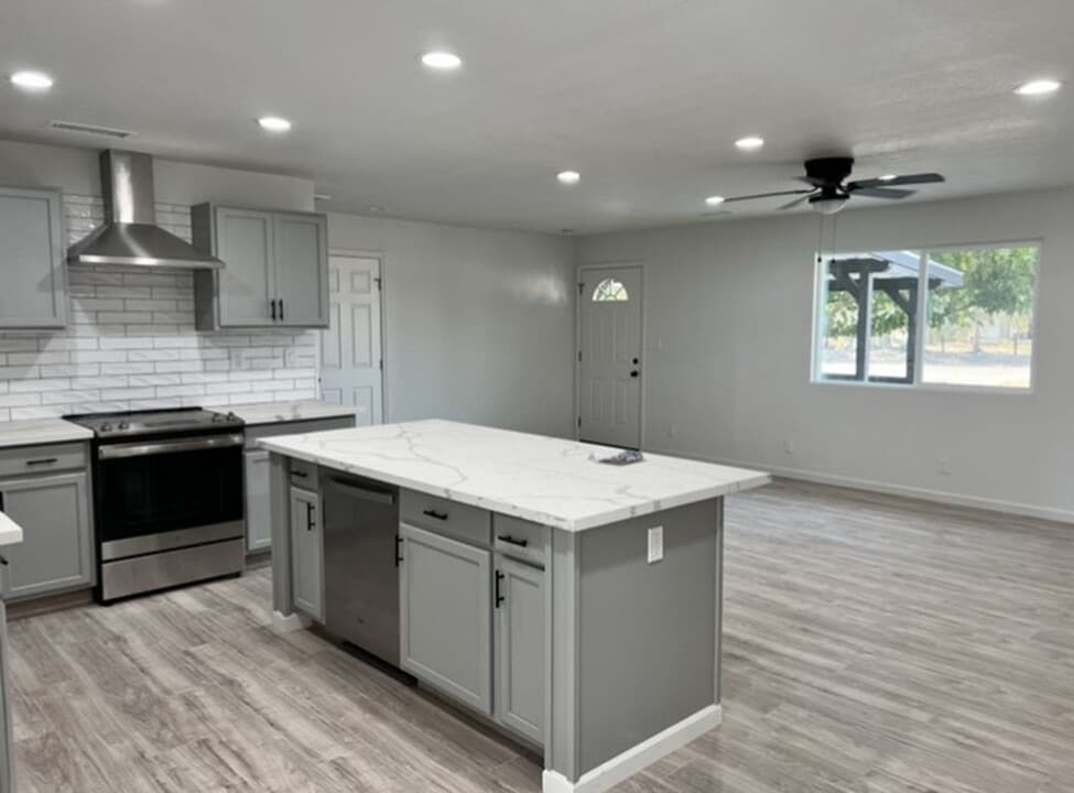 35220 Avenue 13 1/2 in Madera, CA - Foto de edificio