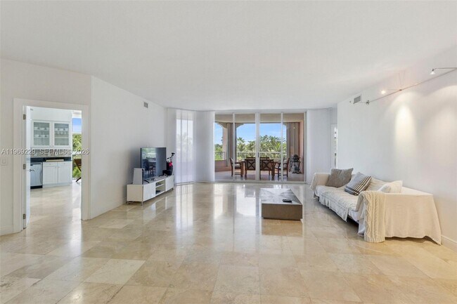 749 Crandon Blvd in Key Biscayne, FL - Building Photo - Building Photo