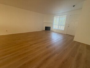 17178 Chatsworth St, Unit 4 in Granada Hills, CA - Foto de edificio - Building Photo