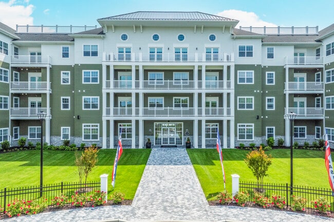 Greenview Estate House in Oakdale, NY - Building Photo - Building Photo