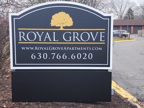 Royal Grove Apartments in Bensenville, IL - Building Photo - Building Photo