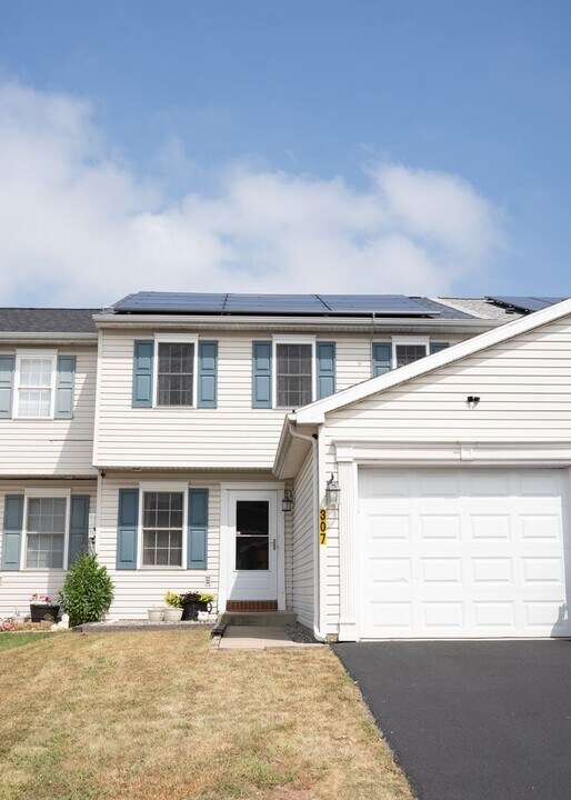 307 Lighthouse Dr in Jonestown, PA - Building Photo