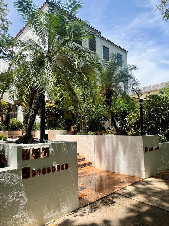 437 Santander Ave in Coral Gables, FL - Building Photo