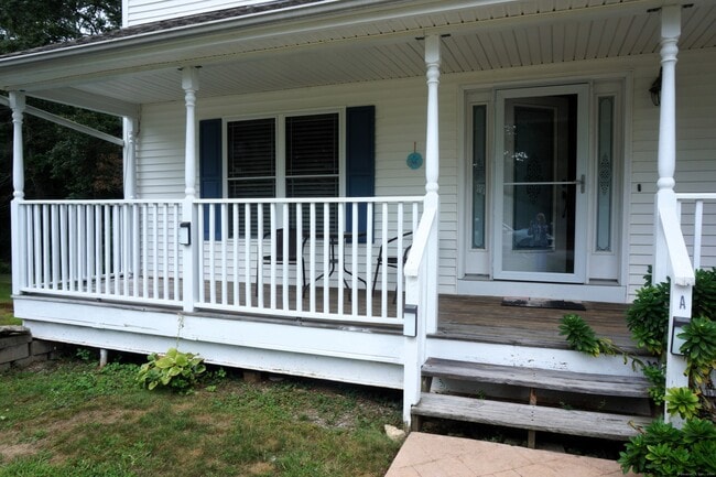 17 B Spring Glen Rd in East Lyme, CT - Building Photo - Building Photo