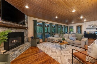 401 Lookout Dr in Mars Hill, NC - Foto de edificio - Building Photo