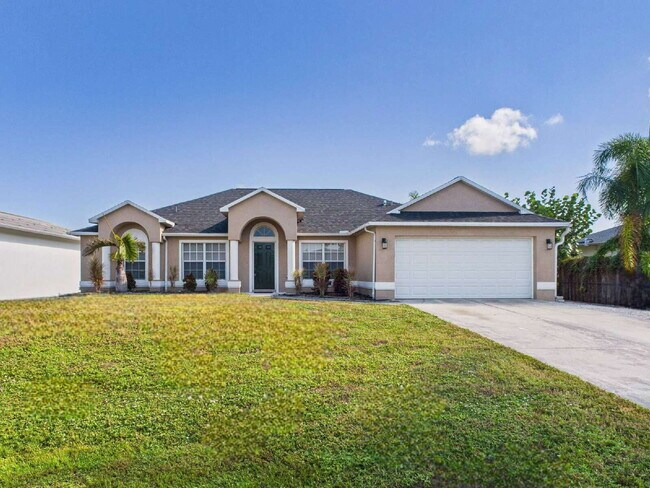 18561 Olive Rd in Ft. Myers, FL - Building Photo - Building Photo