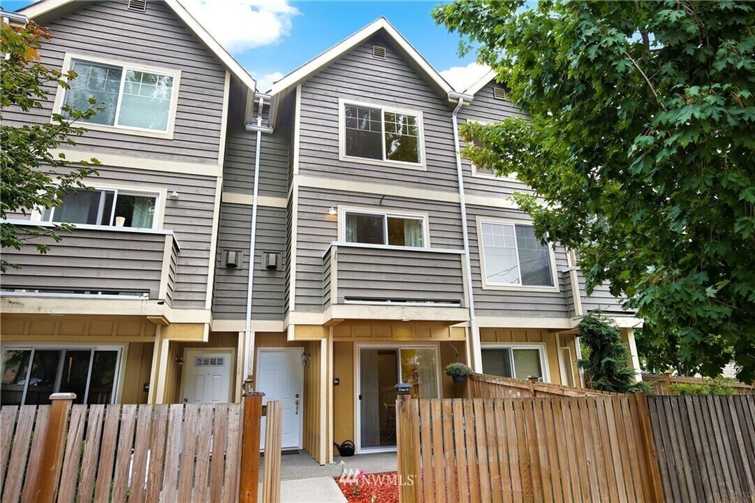 13802 Greenwood Ave N in Seattle, WA - Building Photo