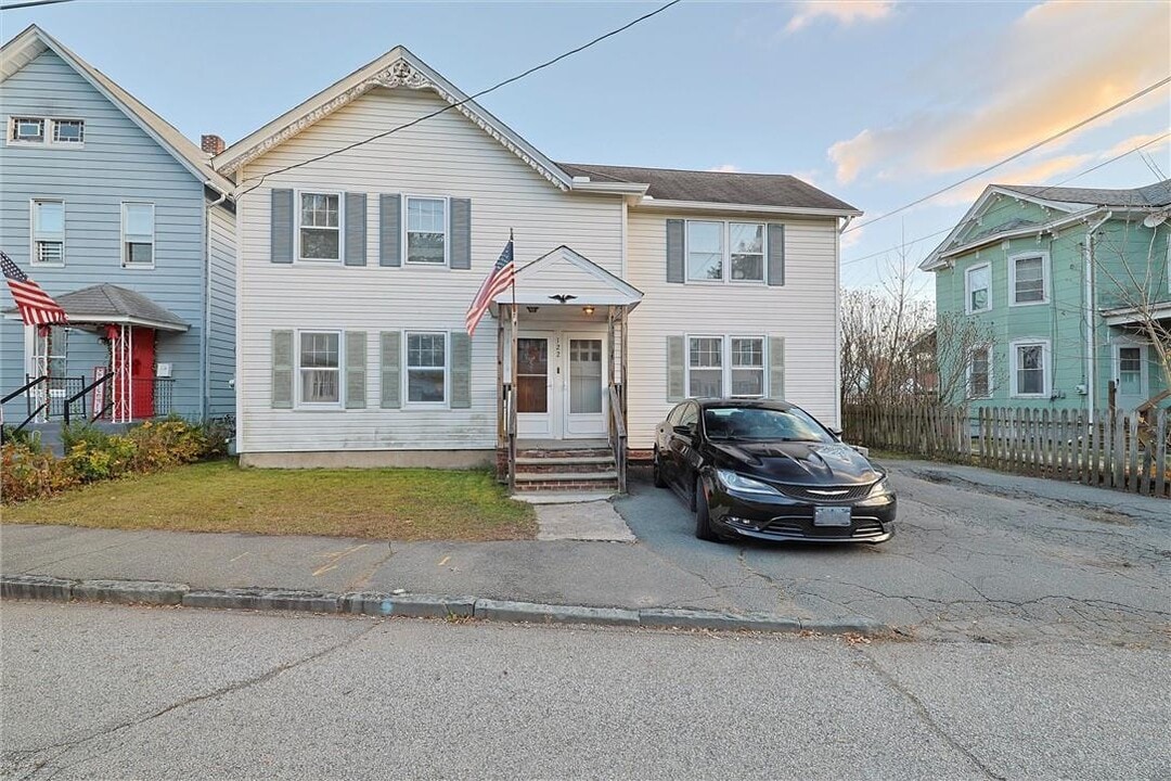 122 W Main St in Port Jervis, NY - Foto de edificio