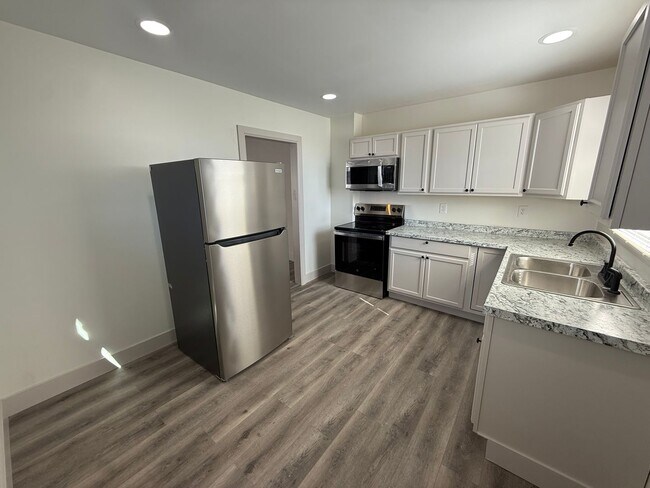 property at 807-809-809 E Deshler Ave