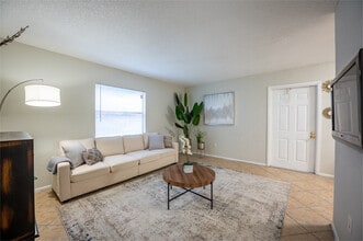 The Apartments at Oak Creek in Clearwater, FL - Foto de edificio - Interior Photo