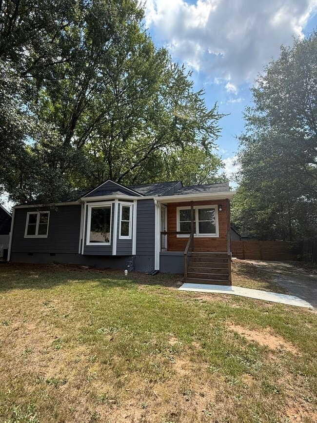 property at 638 Medford Pl SE