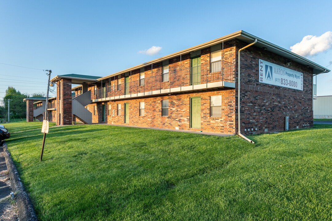 OakLawn Village in Springfield, MO - Foto de edificio