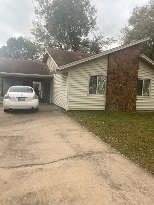 1101 W 17th St in Claremore, OK - Building Photo