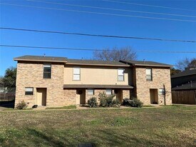 422 W 4th St in Kennedale, TX - Building Photo