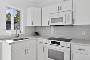 7320 S Waterway Dr in Miami, FL - Building Photo