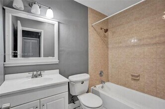 1816 E Oakland Park Blvd in Oakland Park, FL - Foto de edificio - Building Photo