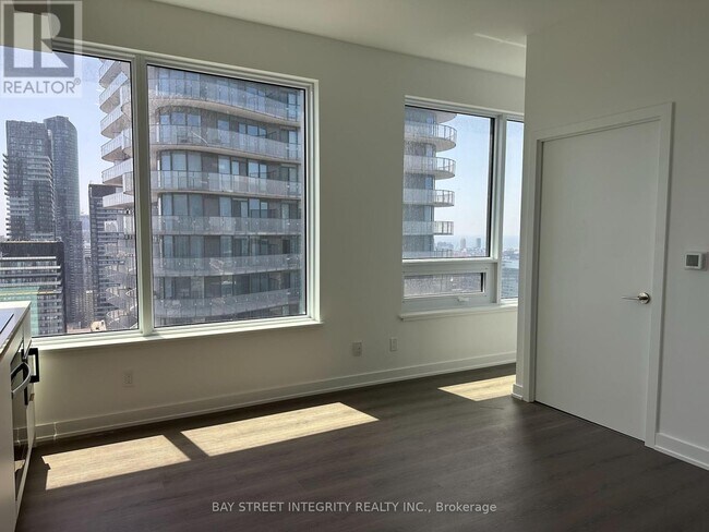 8-5118 Wellesley St W in Toronto, ON - Building Photo - Building Photo