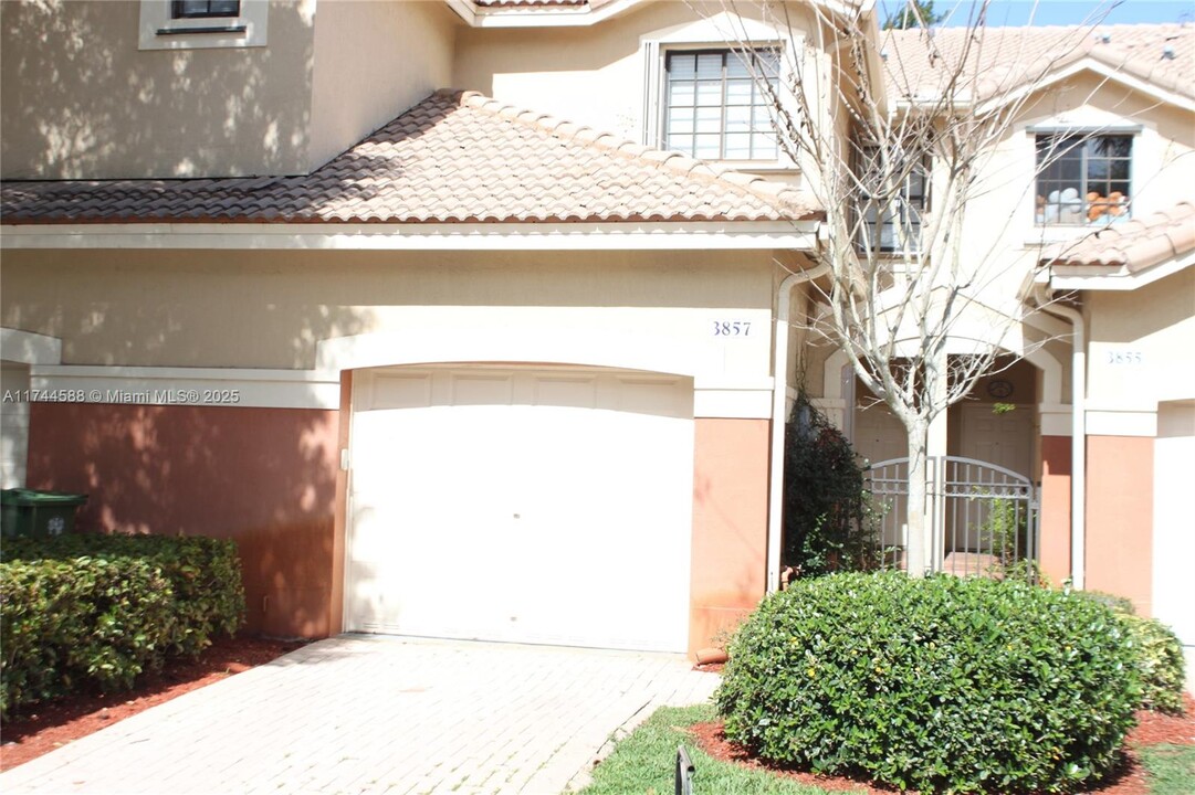 3857 Tree Top Dr in Weston, FL - Building Photo