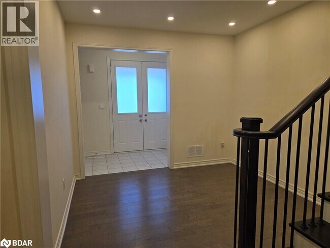 8 Beasley Grove in Hamilton, ON - Building Photo - Building Photo