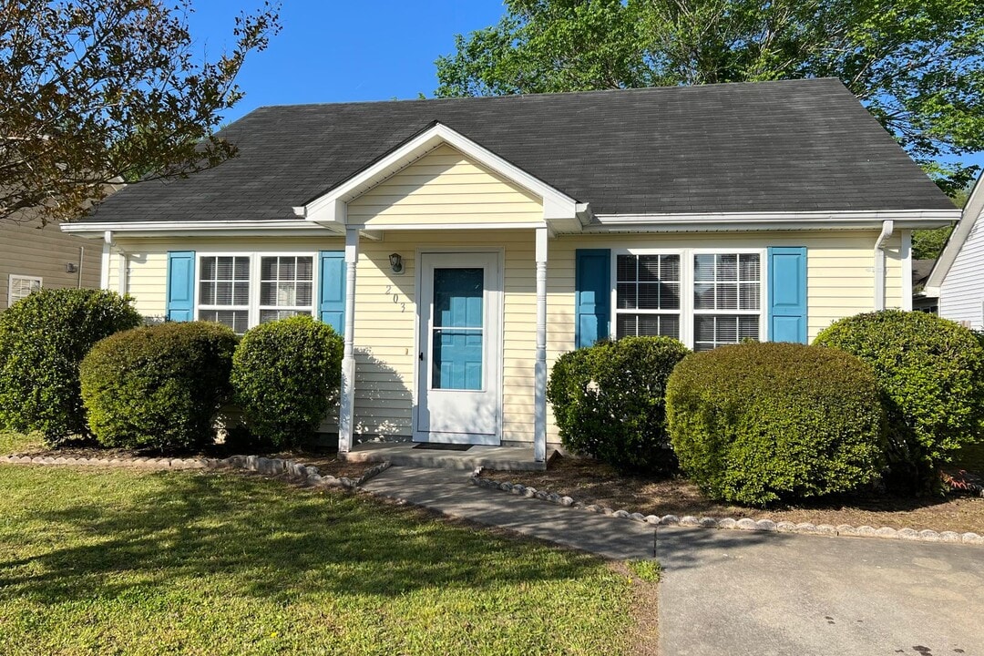 203 Oakwood Ln in Elizabeth City, NC - Building Photo