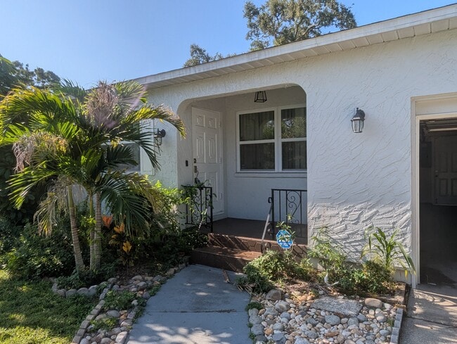2110 57th Ave N in St. Petersburg, FL - Foto de edificio - Building Photo