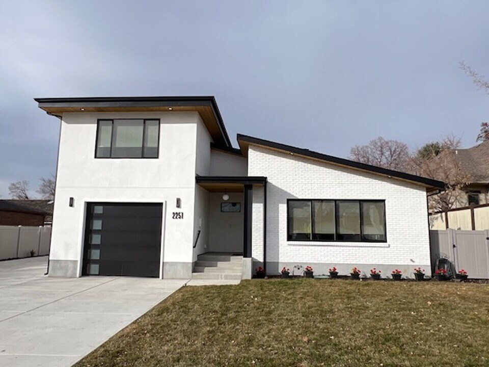 2251 Lincoln Ln in Holladay, UT - Building Photo
